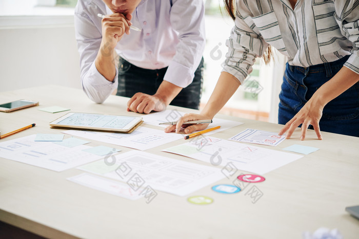 认真处理文件数据的职员