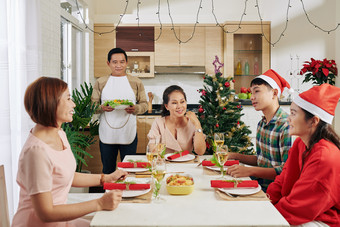 圣诞节家庭聚餐的一家人