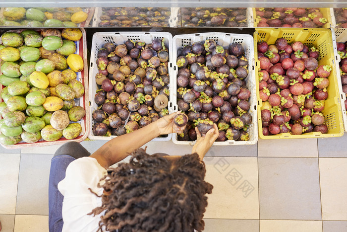 俯视角度整理水果的售货员