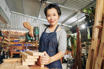 女人室内微笑工作