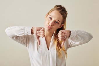 女人白种人种族的手势