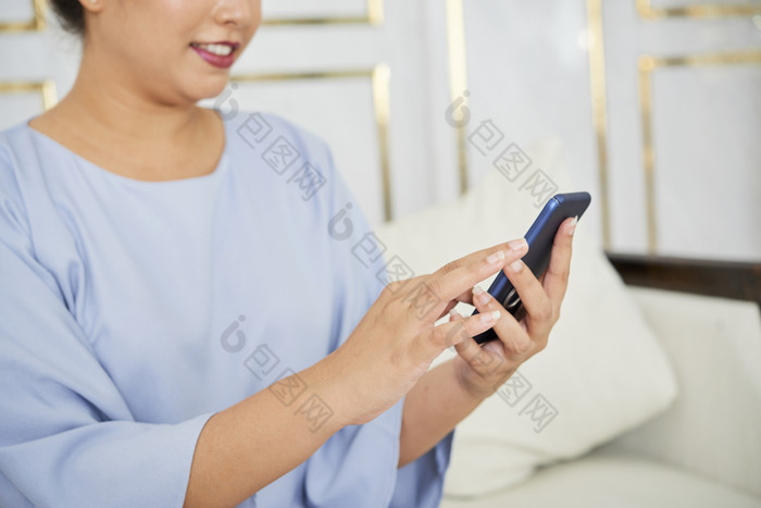玩智能手机的女人摄影图