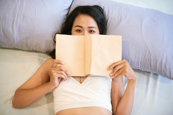 躺床上看书的女人