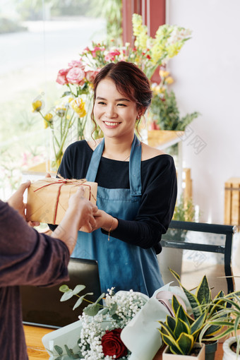 女人微笑花店一个