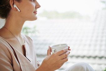 举着茶杯的女生