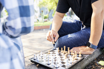 校园里<strong>下象棋</strong>的青少年