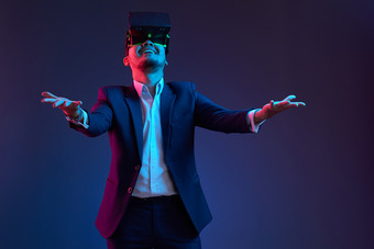 戴VR眼镜的高科技男人