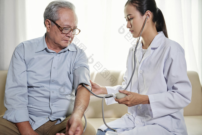 测量血压的老人
