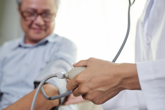 医生给老人测量血压特写