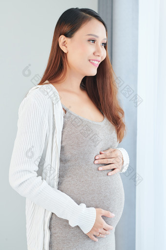 怀孕成人人类腹部的
