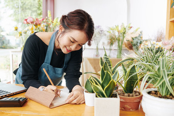 女人室内<strong>一个</strong>人的