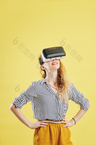 黄色背景戴VR眼镜的女孩