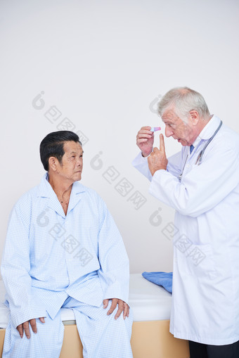 向病人展示眼药水的医生