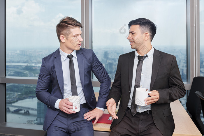 窗户边聊天的两个男人