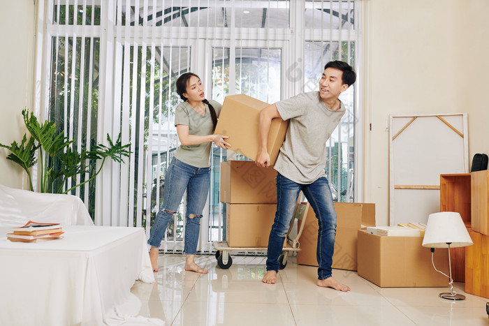 在房子里搬东西