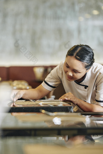 成人的成年人<strong>只有</strong>室内