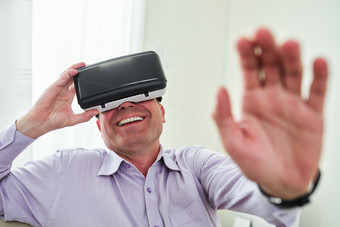 玩虚拟现实模拟器的男人