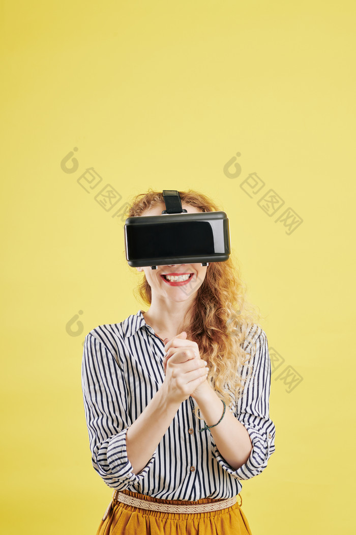 戴VR眼镜的女孩笑脸