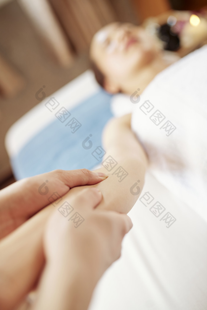 正在按摩手臂的女人