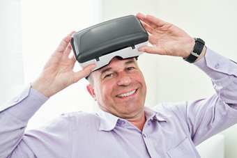 脱下VR眼睛的中老年