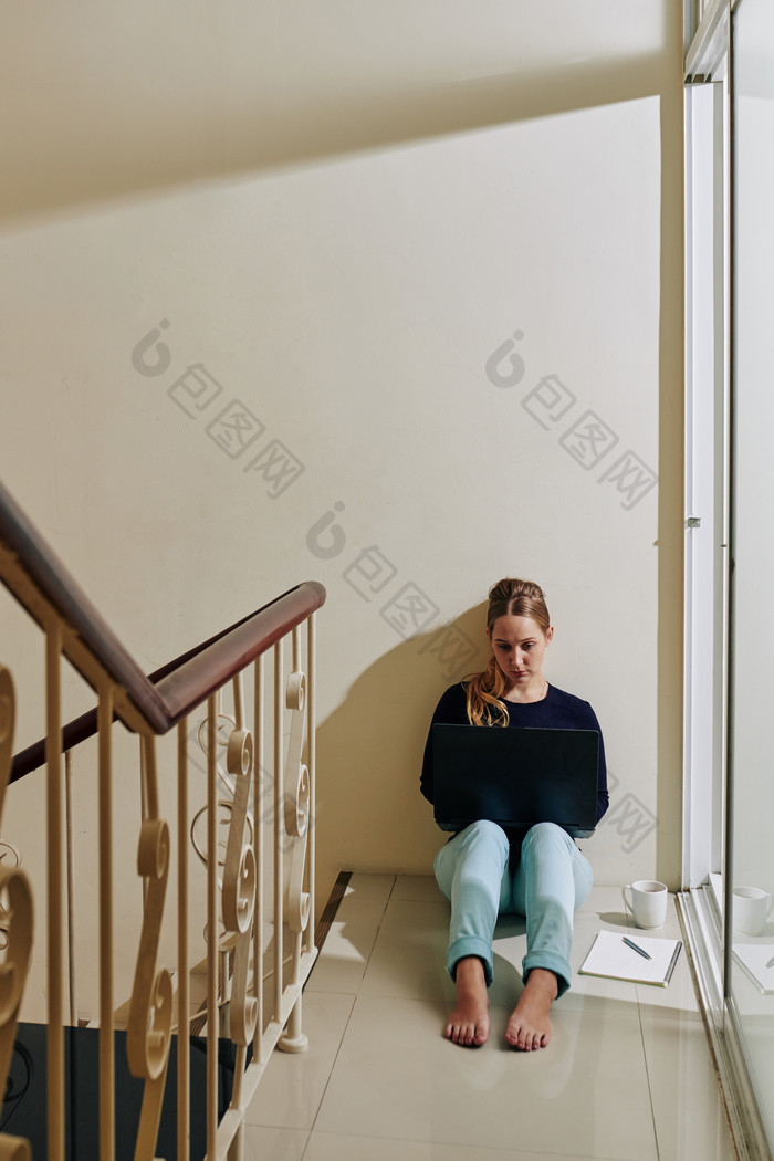 在楼梯上工作的女孩