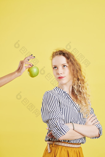 卷发女孩和青苹果摄影图