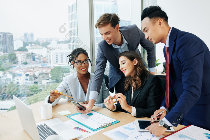 商人头脑风暴素材免费下载,本次作品主题是摄影图,使用场景是商务办公