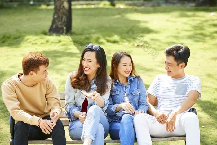 交流的男生女生素材免费下载,本次作品主题是摄影图,使用场景是生活