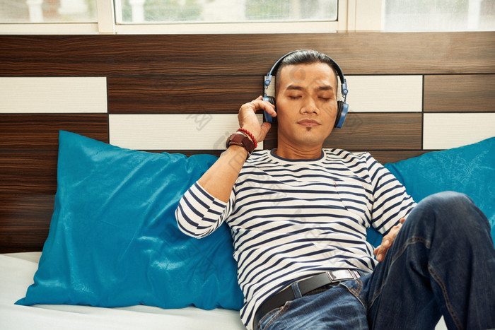 在床上听音乐素材免费下载,本次作品主题是摄影图,使用场景是人物形象