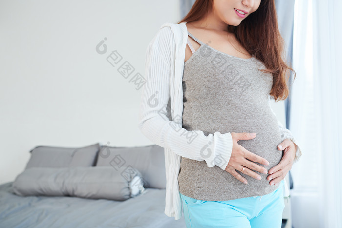 怀孕人类腹部的成人