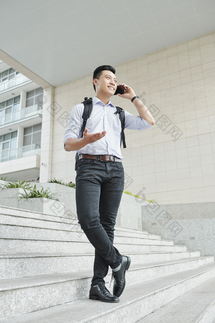 台阶上打电话的男孩笑脸