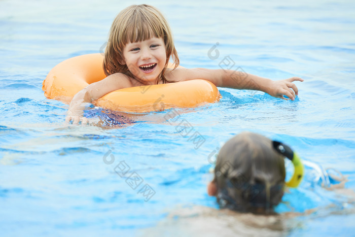 哥哥和弟弟在泳池里玩耍
