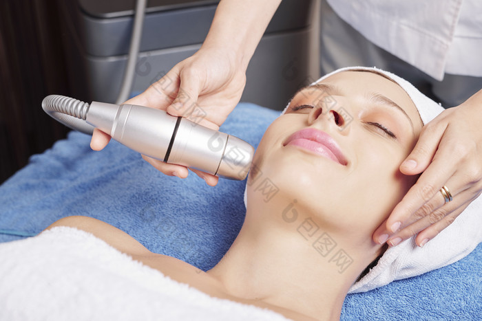 美容院面部仪器护肤女人摄影图