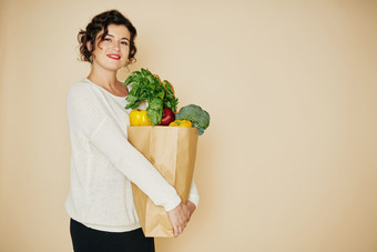 女人抱着蔬菜<strong>购物袋</strong>