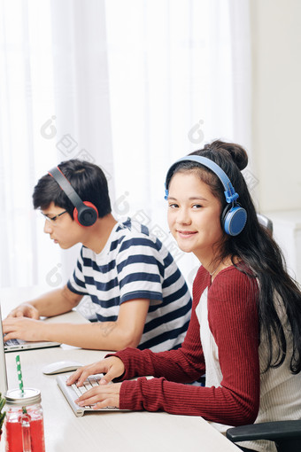 在上计算机课程的青年人
