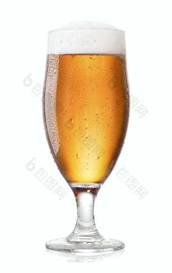 酒杯里的啤酒摄影图