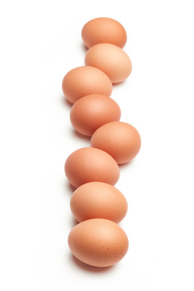 列成一排的鸡蛋