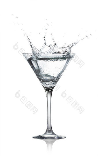 酒杯里的酒水摄影图