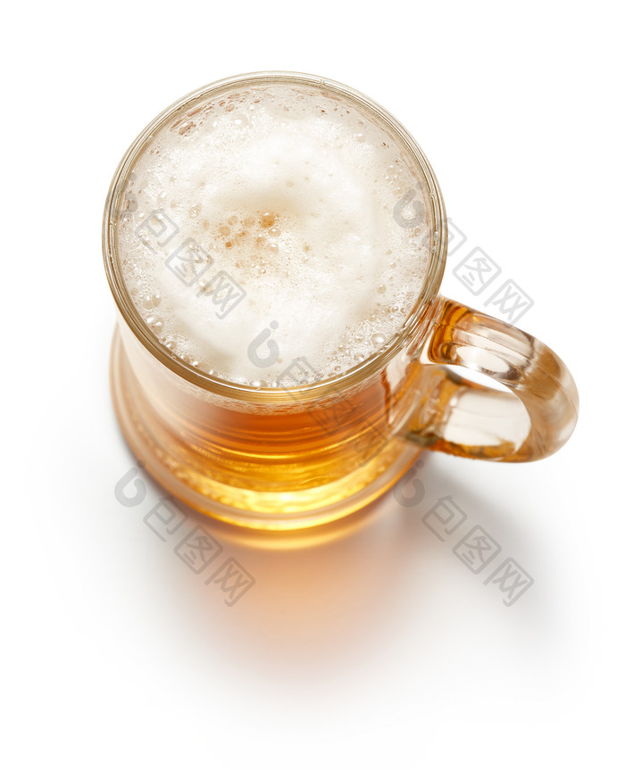 玻璃杯中的啤酒摄影图