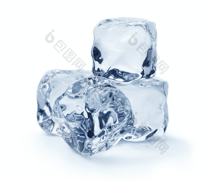 四颗透明的方形冰块