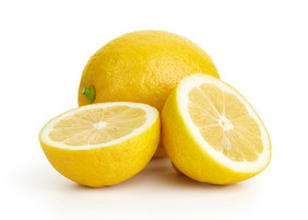 一颗被切开的柠檬
