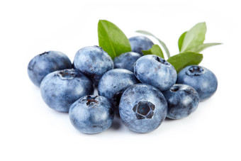 美味新鲜的水果带叶蓝莓