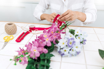 包鲜花花束的花艺师摄影图