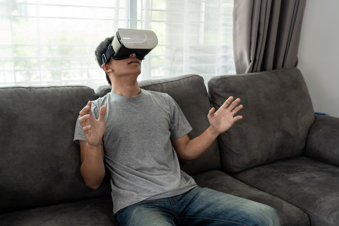 男人休闲的VR虚拟电子高科技智能设备眼罩