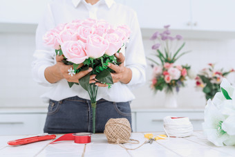 办公室公司男人插花粉玫瑰艺术浪漫的老板
