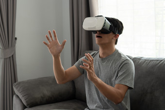 戴VR眼镜的人物摄影图