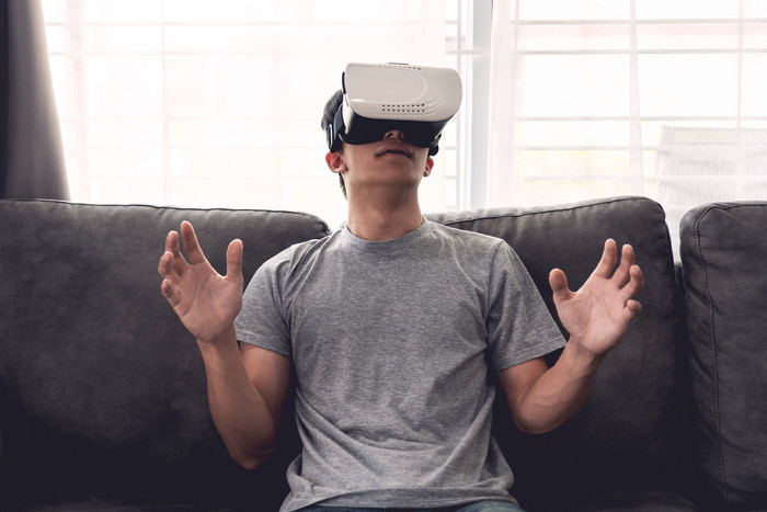 虚拟VR高科技智能电子设备男人体验摄影图