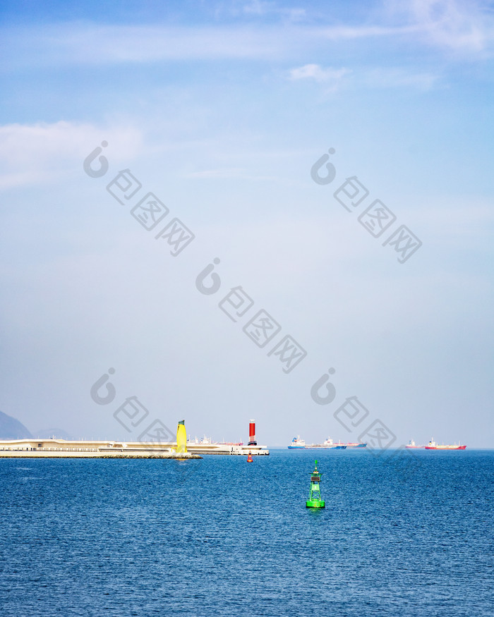 碧蓝海水海面港口摄影图