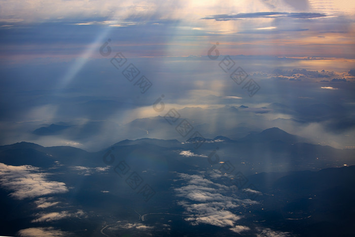 云端之下梦幻山川摄影图