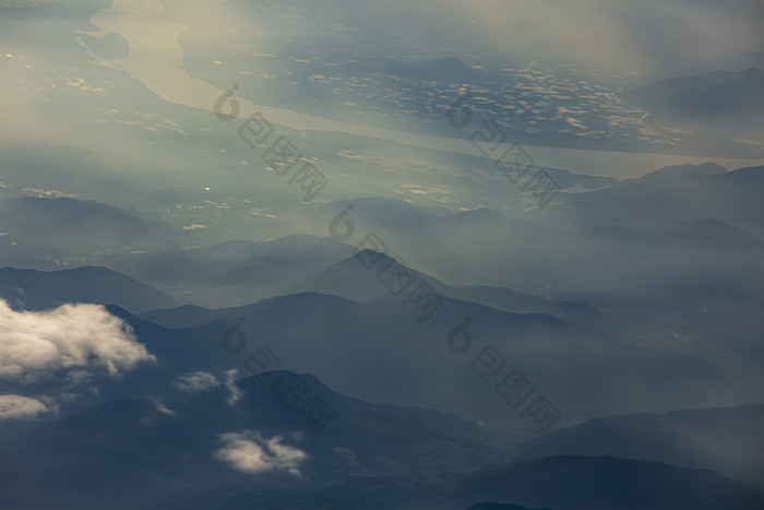 云端之下朦胧山川摄影图